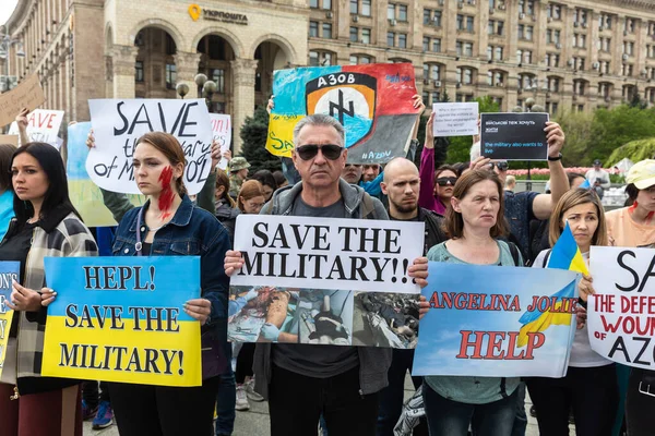 KYIV, UKRAINE - 23 Mayıs 2022: Eşler, anneler, Ukraynalı askerlerin çocukları ve Azov Taburu üyeleri Mariupol 'den tahliye için bir insani yardım koridoru oluşturulmasına yardım etmek amacıyla düzenlenen mitinglere katıldılar.