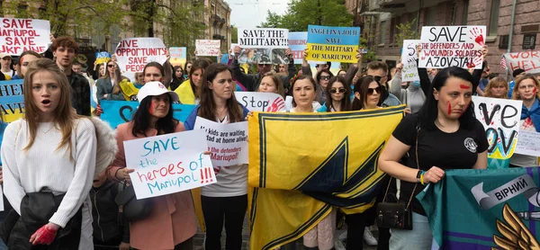 KYIV, UKRAINE - 23 Mayıs 2022: Eşler, anneler, Ukraynalı askerlerin çocukları ve Azov Taburu üyeleri Mariupol 'den tahliye için bir insani yardım koridoru oluşturulmasına yardım etmek amacıyla düzenlenen mitinglere katıldılar.