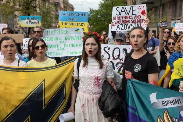 KYIV, UKRAINE - 23 Mayıs 2022: Eşler, anneler, Ukraynalı askerlerin çocukları ve Azov Taburu üyeleri Mariupol 'den tahliye için bir insani yardım koridoru oluşturulmasına yardım etmek amacıyla düzenlenen mitinglere katıldılar.