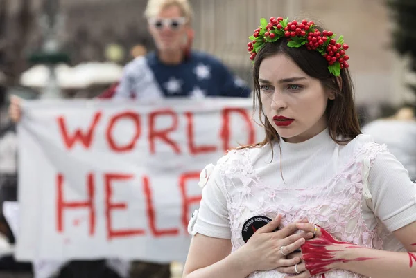 KYIV, UKRAINE - 23 Mayıs 2022: Eşler, anneler, Ukraynalı askerlerin çocukları ve Azov Taburu üyeleri Mariupol 'den tahliye için bir insani yardım koridoru oluşturulmasına yardım etmek amacıyla düzenlenen mitinglere katıldılar.