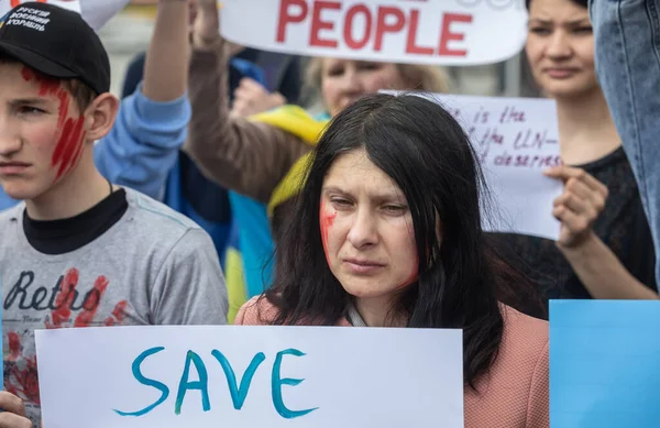 KYIV, UKRAINE - 23 Mayıs 2022: Eşler, anneler, Ukraynalı askerlerin çocukları ve Azov Taburu üyeleri Mariupol 'den tahliye için bir insani yardım koridoru oluşturulmasına yardım etmek amacıyla düzenlenen mitinglere katıldılar.