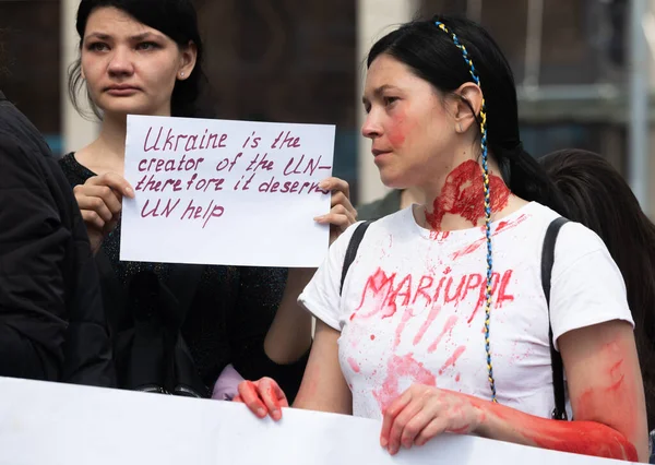 KYIV, UKRAINE - 23 Mayıs 2022: Eşler, anneler, Ukraynalı askerlerin çocukları ve Azov Taburu üyeleri Mariupol 'den tahliye için bir insani yardım koridoru oluşturulmasına yardım etmek amacıyla düzenlenen mitinglere katıldılar.