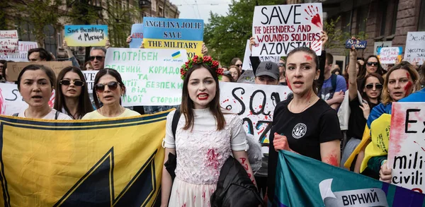 KYIV, UKRAINE - 23 Mayıs 2022: Eşler, anneler, Ukraynalı askerlerin çocukları ve Azov Taburu üyeleri Mariupol 'den tahliye için bir insani yardım koridoru oluşturulmasına yardım etmek amacıyla düzenlenen mitinglere katıldılar.