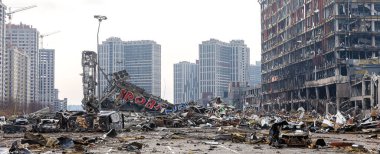 KYIV, UKRAINE - Mar. 29, 2022: Ukrayna savaşı. 21 Mart 'ta Rusya' nın Kyiv 'de düzenlediği ve en az altı kişinin hayatını kaybettiği saldırıda hasar gören alışveriş merkezi.
