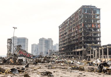 KYIV, UKRAINE - Mar. 29, 2022: Ukrayna savaşı. 21 Mart 'ta Rusya' nın Kyiv 'de düzenlediği ve en az altı kişinin hayatını kaybettiği saldırıda hasar gören alışveriş merkezi.