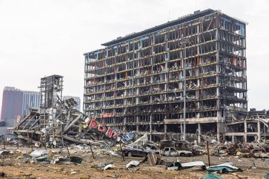 KYIV, UKRAINE - Mar. 29, 2022: Ukrayna savaşı. 21 Mart 'ta Rusya' nın Kyiv 'de düzenlediği ve en az altı kişinin hayatını kaybettiği saldırıda hasar gören alışveriş merkezi.