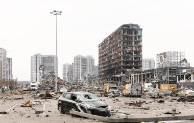 KYIV, UKRAINE - Mar. 29, 2022: Ukrayna savaşı. 21 Mart 'ta Rusya' nın Kyiv 'de düzenlediği ve en az altı kişinin hayatını kaybettiği saldırıda hasar gören alışveriş merkezi.