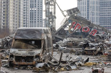 KYIV, UKRAINE - Mar. 29, 2022: Ukrayna savaşı. 21 Mart 'ta Rusya' nın Kyiv 'de düzenlediği ve en az altı kişinin hayatını kaybettiği saldırıda hasar gören alışveriş merkezi.