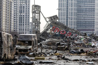 KYIV, UKRAINE - Mar. 29, 2022: Ukrayna savaşı. 21 Mart 'ta Rusya' nın Kyiv 'de düzenlediği ve en az altı kişinin hayatını kaybettiği saldırıda hasar gören alışveriş merkezi.