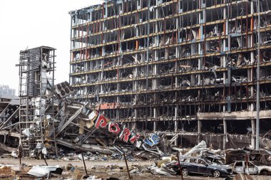 KYIV, UKRAINE - Mar. 29, 2022: Ukrayna savaşı. 21 Mart 'ta Rusya' nın Kyiv 'de düzenlediği ve en az altı kişinin hayatını kaybettiği saldırıda hasar gören alışveriş merkezi.