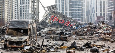 KYIV, UKRAINE - Mar. 29, 2022: Ukrayna savaşı. 21 Mart 'ta Rusya' nın Kyiv 'de düzenlediği ve en az altı kişinin hayatını kaybettiği saldırıda hasar gören alışveriş merkezi.
