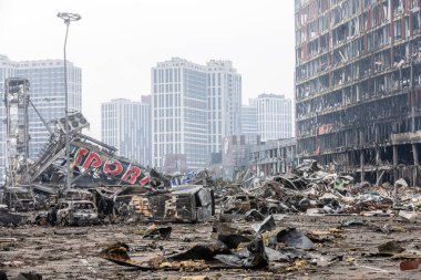 KYIV, UKRAINE - Mar. 29, 2022: Ukrayna savaşı. 21 Mart 'ta Rusya' nın Kyiv 'de düzenlediği ve en az altı kişinin hayatını kaybettiği saldırıda hasar gören alışveriş merkezi.