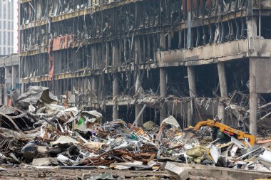 KYIV, UKRAINE - Mar. 29, 2022: Ukrayna savaşı. 21 Mart 'ta Rusya' nın Kyiv 'de düzenlediği ve en az altı kişinin hayatını kaybettiği saldırıda hasar gören alışveriş merkezi.