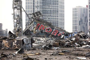 KYIV, UKRAINE - Mar. 29, 2022: Ukrayna savaşı. 21 Mart 'ta Rusya' nın Kyiv 'de düzenlediği ve en az altı kişinin hayatını kaybettiği saldırıda hasar gören alışveriş merkezi.