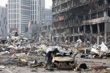 KYIV, UKRAINE - Mar. 29, 2022: Ukrayna savaşı. 21 Mart 'ta Rusya' nın Kyiv 'de düzenlediği ve en az altı kişinin hayatını kaybettiği saldırıda hasar gören alışveriş merkezi.