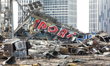 KYIV, UKRAINE - Mar. 29, 2022: Ukrayna savaşı. 21 Mart 'ta Rusya' nın Kyiv 'de düzenlediği ve en az altı kişinin hayatını kaybettiği saldırıda hasar gören alışveriş merkezi.