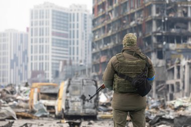 KYIV, UKRAINE - Mar. 29, 2022: Ukrayna savaşı. 21 Mart 'ta Rusya' nın Kyiv 'de düzenlediği ve en az altı kişinin hayatını kaybettiği saldırıda hasar gören alışveriş merkezi.
