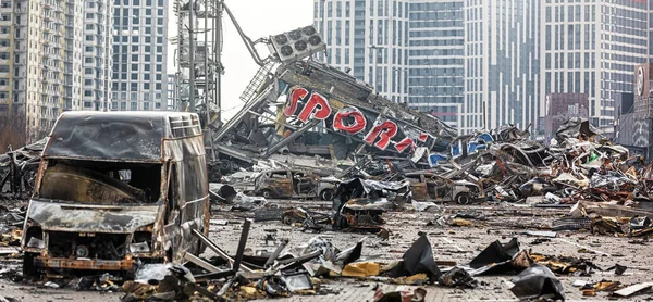 KYIV, UKRAINE - Mar. 29, 2022: Ukrayna savaşı. 21 Mart 'ta Rusya' nın Kyiv 'de düzenlediği ve en az altı kişinin hayatını kaybettiği saldırıda hasar gören alışveriş merkezi.