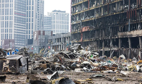 KYIV, UKRAINE - Mar. 29, 2022: Ukrayna savaşı. 21 Mart 'ta Rusya' nın Kyiv 'de düzenlediği ve en az altı kişinin hayatını kaybettiği saldırıda hasar gören alışveriş merkezi.