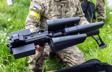 KYIV, UKRAINE - 14 Mayıs 2022: Ukrayna 'nın başkenti Kyiv' in sunumu kapsamında Toronto, Kanada 'daki bir hayır konseri sırasında toplanan para ile insansız hava aracı tüfeği satın alındı.