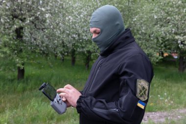 KYIV, UKRAINE - 14 Mayıs 2022: Kyiv 'de yapılan insansız hava aracı tatbikatı sırasında Ukrayna askeri hava aracı operatörü