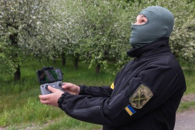 KYIV, UKRAINE - 14 Mayıs 2022: Kyiv 'de yapılan insansız hava aracı tatbikatı sırasında Ukrayna askeri hava aracı operatörü