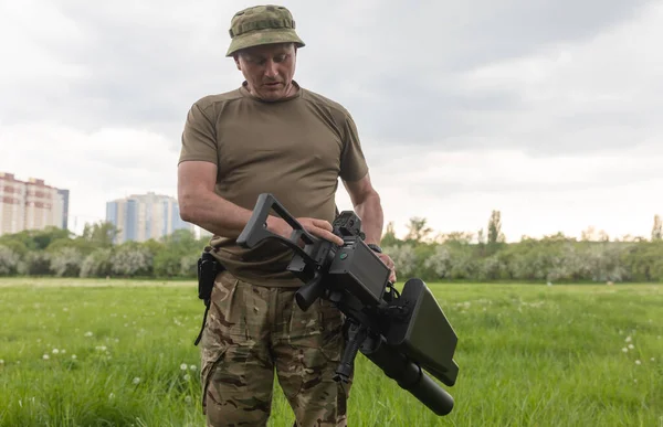 Kyiv Ukraine Maj 2022 Soldat Innehar Drönare Gevär Inköpt Med — Stockfoto