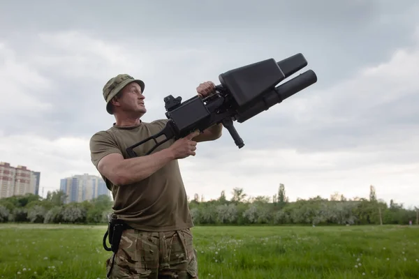Kyiv Ukraine Μαΐου 2022 Ένας Στρατιώτης Κατέχει Ένα Αντιdrone Τουφέκι — Φωτογραφία Αρχείου