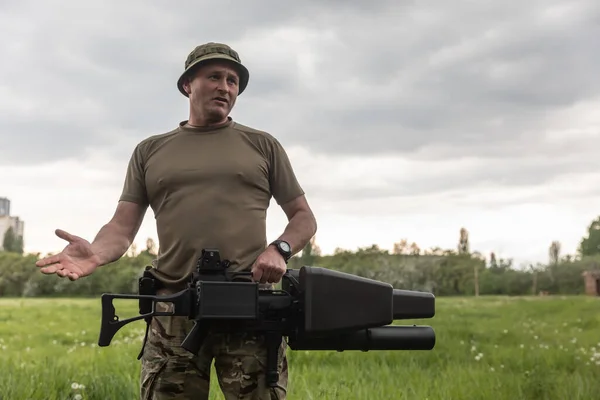 Kyiv Ukraine Μαΐου 2022 Ένας Στρατιώτης Κατέχει Ένα Αντιdrone Τουφέκι — Φωτογραφία Αρχείου