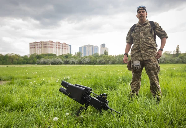 Kyiv Ukraine 2022年5月14日 一名军人持有一支反无人机步枪 该步枪是在加拿大多伦多举行的慈善音乐会上购买的 作为演示的一部分 乌克兰首都基辅 — 图库照片