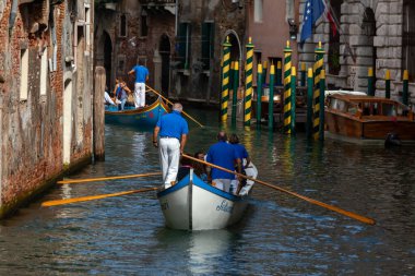 VENICE, İtalya - 20 Eylül 2014: Venedik kanallarında gezen Gondol ve botlar, ünlü Venedik anıtları ve mimarisi olan turistler ve gondolcular. Venedik 'in romantik ve güzel şehri