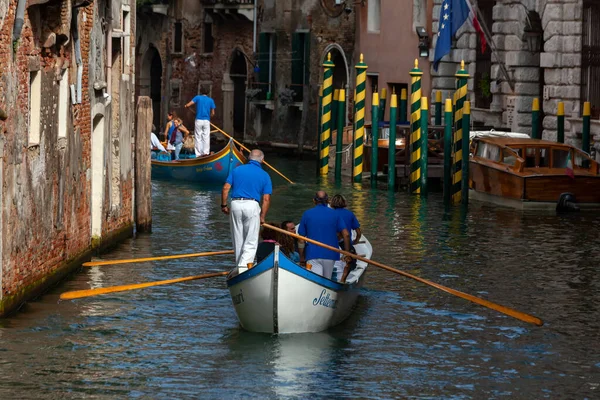 ヴェネツィア イタリア 2014年9月20日 ゴンドラとボートはヴェネツィアの運河を航行し 観光客や有名なヴェネツィアのモニュメントや建築物を持つゴンドラ ヴェネツィアのロマンチックで美しい都市 — ストック写真