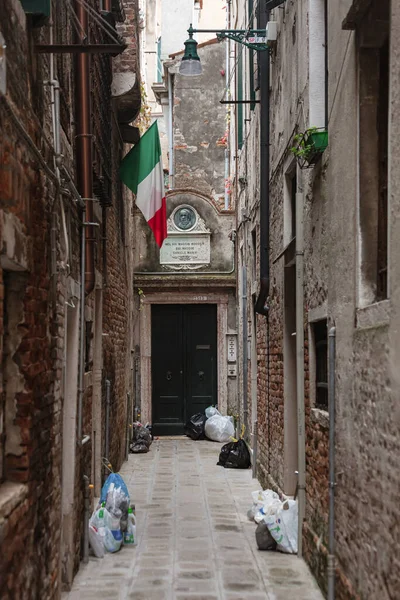 Szemeteszsákok Között Keskeny Folyosók Között Házak Történelmi Része Velence — Stock Fotó