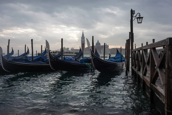 Вид Большой Канал Венецианской Гондолой Санта Мария Делла Салют Венеции — стоковое фото