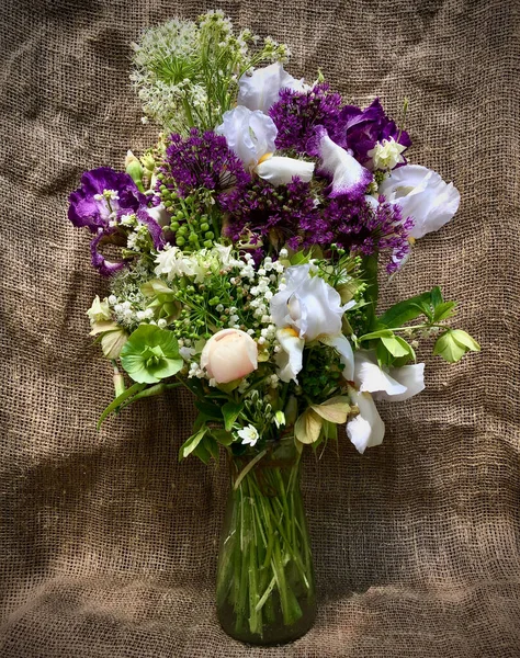 Romantyczne Bukiety Kwiatów Wystrój Wnętrz Aranżacja Kwiatów Bukiet Wiosenny Irysami — Zdjęcie stockowe