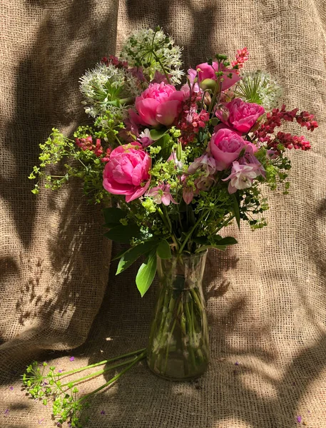 Romantická Kytice Květin Domácí Dekorace Aranžování Květin Kytice Pivní Karafiátovou — Stock fotografie