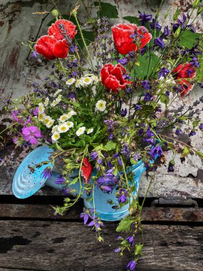 Bahçede romantik çiçek buketleri. Ev dekorasyonu ve çiçek düzenleme.