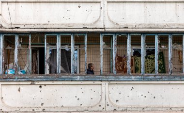 IRPIN, UKRAINE - Mayıs. 13, 2022: Ukrayna 'ya karşı Rusya Savaşı. Irpin 'deki Rus istilacılar tarafından hasar görmüş bir yerleşim yeri. Rusya 'nın Ukrayna' nın askeri işgali sonucunda yıkım ve kaos