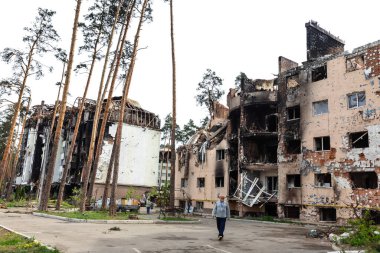 IRPIN, UKRAINE - Mayıs. 13, 2022: Ukrayna 'ya karşı Rusya Savaşı. Irpin 'deki Rus istilacılar tarafından hasar görmüş bir yerleşim yeri. Rusya 'nın Ukrayna' nın askeri işgali sonucunda yıkım ve kaos