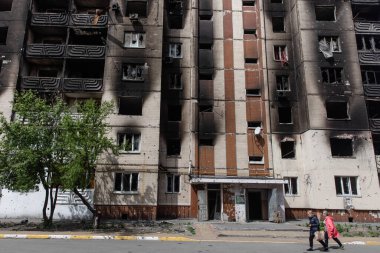 IRPIN, UKRAINE - Mayıs. 13, 2022: Ukrayna 'ya karşı Rusya Savaşı. Irpin 'deki Rus istilacılar tarafından hasar görmüş bir yerleşim yeri. Rusya 'nın Ukrayna' nın askeri işgali sonucunda yıkım ve kaos