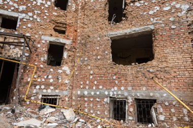 IRPIN, UKRAINE - Mayıs. 13, 2022: Ukrayna 'ya karşı Rusya Savaşı. Irpin 'deki Rus istilacılar tarafından hasar görmüş bir yerleşim yeri. Rusya 'nın Ukrayna' nın askeri işgali sonucunda yıkım ve kaos