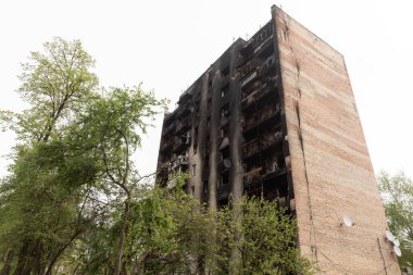 IRPIN, UKRAINE - Mayıs. 13, 2022: Ukrayna 'ya karşı Rusya Savaşı. Irpin 'deki Rus istilacılar tarafından hasar görmüş bir yerleşim yeri. Rusya 'nın Ukrayna' nın askeri işgali sonucunda yıkım ve kaos