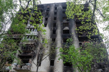 IRPIN, UKRAINE - Mayıs. 13, 2022: Ukrayna 'ya karşı Rusya Savaşı. Irpin 'deki Rus istilacılar tarafından hasar görmüş bir yerleşim yeri. Rusya 'nın Ukrayna' nın askeri işgali sonucunda yıkım ve kaos