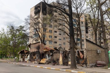 IRPIN, UKRAINE - Mayıs. 13, 2022: Ukrayna 'ya karşı Rusya Savaşı. Irpin 'deki Rus istilacılar tarafından hasar görmüş bir yerleşim yeri. Rusya 'nın Ukrayna' nın askeri işgali sonucunda yıkım ve kaos