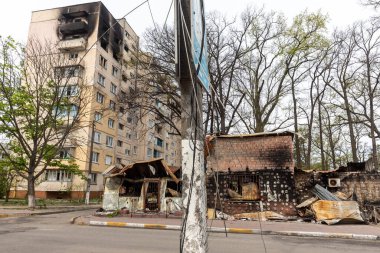 IRPIN, UKRAINE - Mayıs. 13, 2022: Ukrayna 'ya karşı Rusya Savaşı. Irpin 'deki Rus istilacılar tarafından hasar görmüş bir yerleşim yeri. Rusya 'nın Ukrayna' nın askeri işgali sonucunda yıkım ve kaos