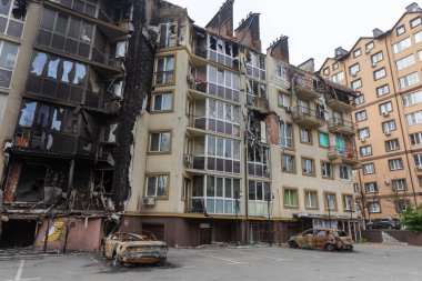 IRPIN, UKRAINE - Mayıs. 13, 2022: Ukrayna 'ya karşı Rusya Savaşı. Irpin 'deki Rus istilacılar tarafından hasar görmüş bir yerleşim yeri. Rusya 'nın Ukrayna' nın askeri işgali sonucunda yıkım ve kaos