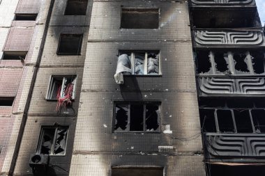 IRPIN, UKRAINE - Mayıs. 13, 2022: Ukrayna 'ya karşı Rusya Savaşı. Irpin 'deki Rus istilacılar tarafından hasar görmüş bir yerleşim yeri. Rusya 'nın Ukrayna' nın askeri işgali sonucunda yıkım ve kaos