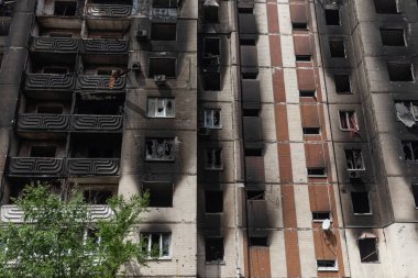 IRPIN, UKRAINE - Mayıs. 13, 2022: Ukrayna 'ya karşı Rusya Savaşı. Irpin 'deki Rus istilacılar tarafından hasar görmüş bir yerleşim yeri. Rusya 'nın Ukrayna' nın askeri işgali sonucunda yıkım ve kaos