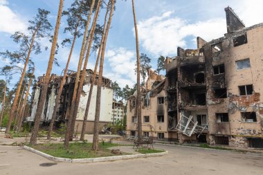 IRPIN, UKRAINE - Mayıs. 13, 2022: Ukrayna 'ya karşı Rusya Savaşı. Irpin 'deki Rus istilacılar tarafından hasar görmüş bir yerleşim yeri. Rusya 'nın Ukrayna' nın askeri işgali sonucunda yıkım ve kaos