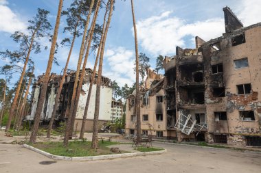 IRPIN, UKRAINE - Mayıs. 13, 2022: Ukrayna 'ya karşı Rusya Savaşı. Irpin 'deki Rus istilacılar tarafından hasar görmüş bir yerleşim yeri. Rusya 'nın Ukrayna' nın askeri işgali sonucunda yıkım ve kaos